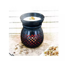 Résine d'Oliban de chez Aromandise. dans brûle-parfum.