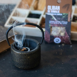 Résine d'Oliban  de chez Aromandise en diffusion dans un brûle encens.