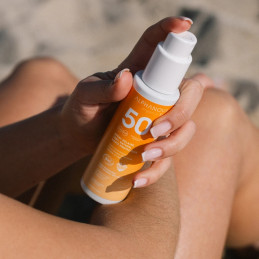 Spray Soleil Naturel SPF 50 100g – Haute protection, Résistante à l'eau, Respect écosystèmes – Cosmétiques Alphanova Finistère